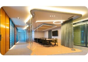 Sala de reunión en forma de pecera en Galia Business Center