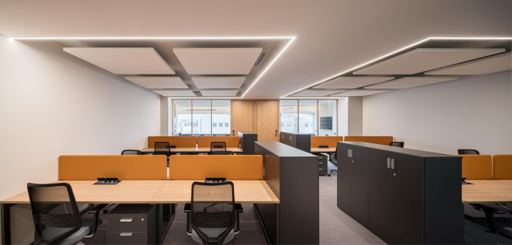 Suite de oficinas premium exterior en Sevilla Nervión con ventanales y gran luminosidad en Galia Business Center.