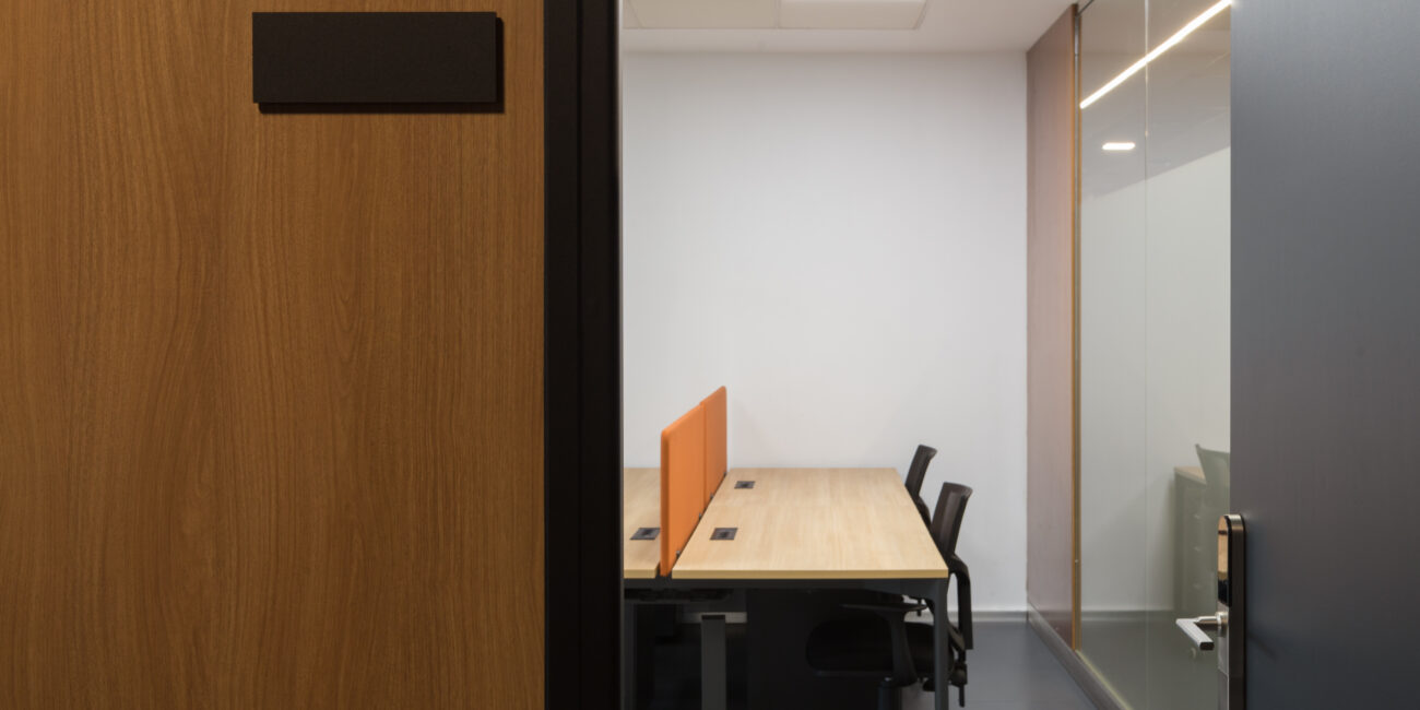 Despachos modernos en Galia Business Center con mobiliario funcional y luminoso