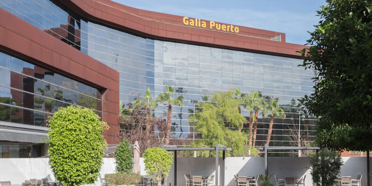 Terraza de Galia Puerto con cafetería y zona de descanso para clientes.
