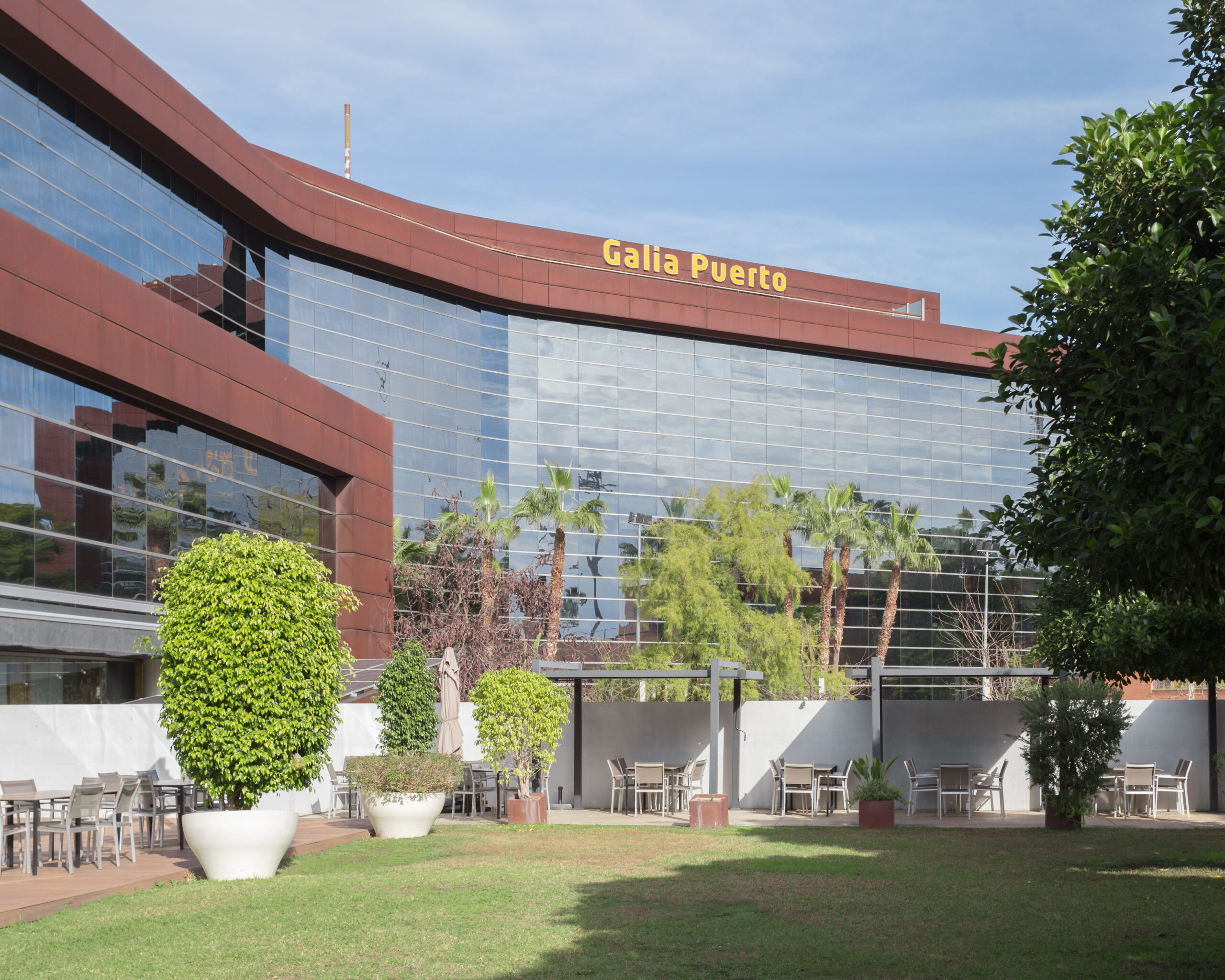 Terraza de Galia Puerto con cafetería y zona de descanso para clientes.